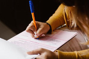 Transferencia de un vehículo en notaría en 2025