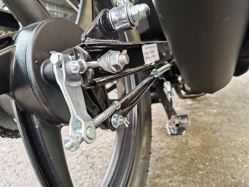 Regulación de freno trasero de moto