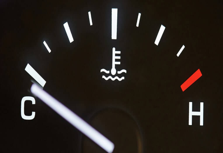 Marcador de temperatura de un auto