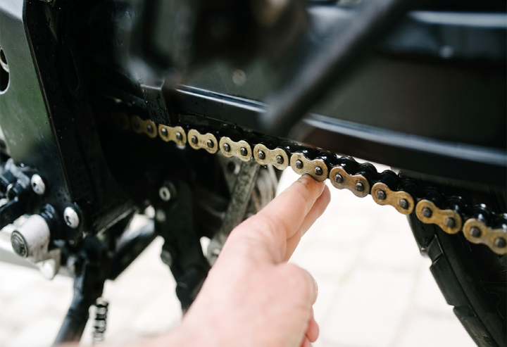 cadena de una moto, holgura, regulación