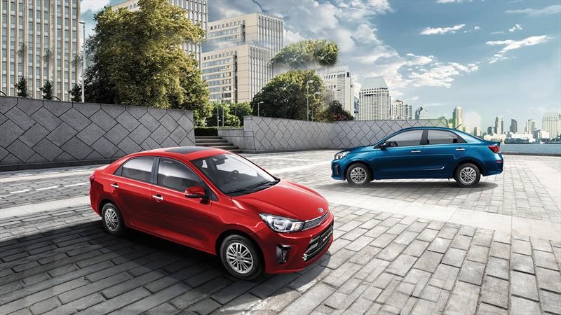 Kia Soluto rojo y azul