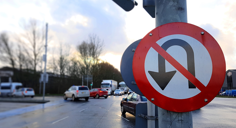 Prohibido virar en U señal y multas