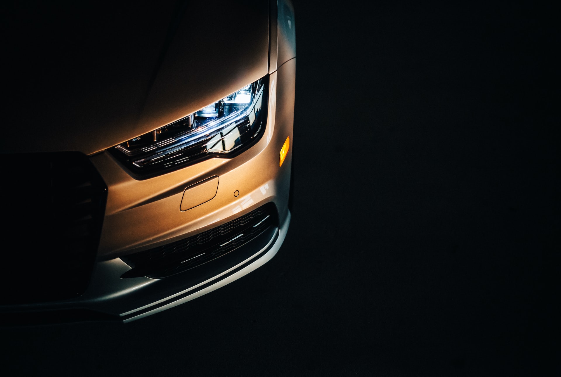 un foco frontal de un auto