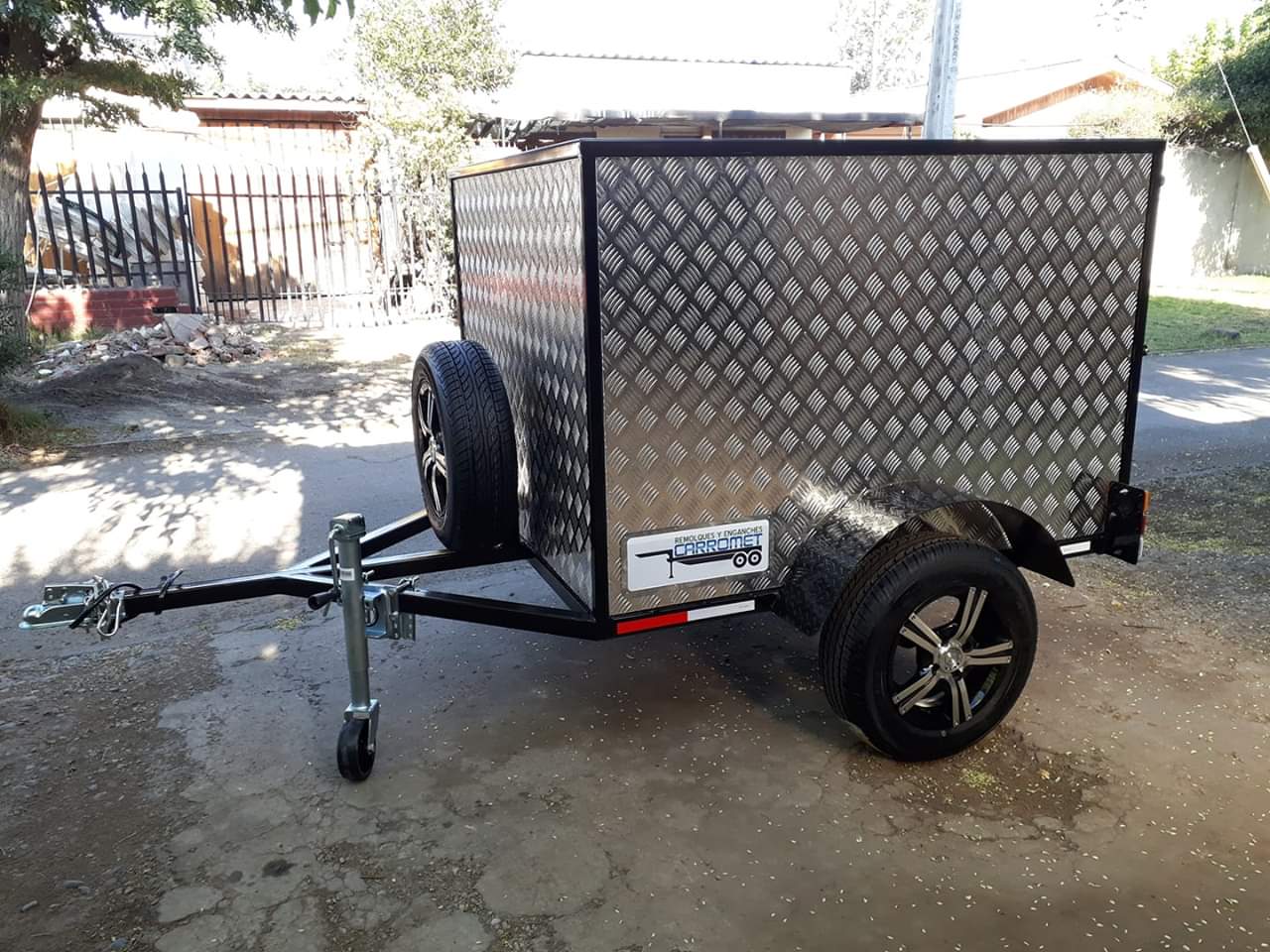 Tipos de remolque permitidos en Chile: carro de arrastre cerrado